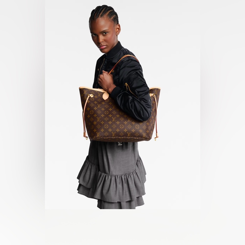 Authentic Louis Vuitton Classic Neverfull MM
Receipt Document included